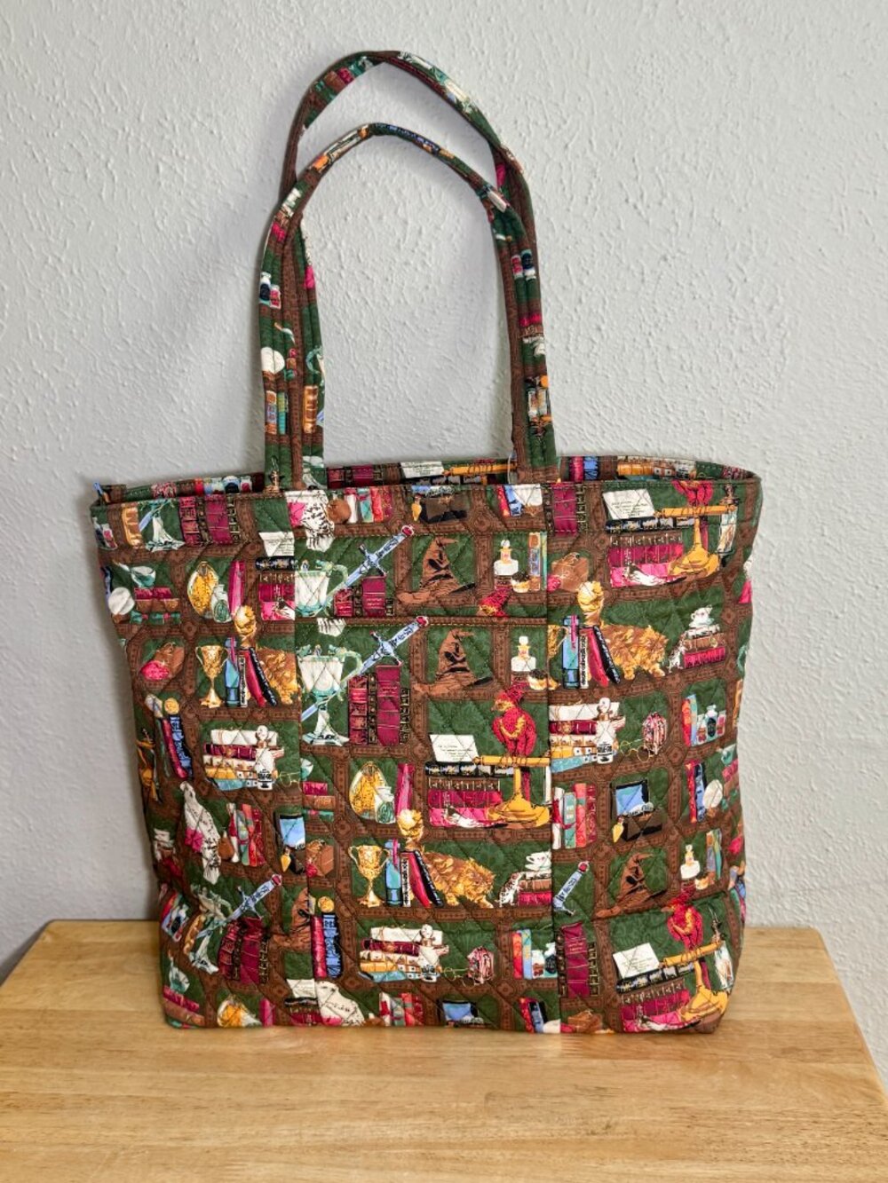 Vera Bradley X Harry Potter Original Zip Tote in Hogwarts Library NWT - Picture 2 of 11